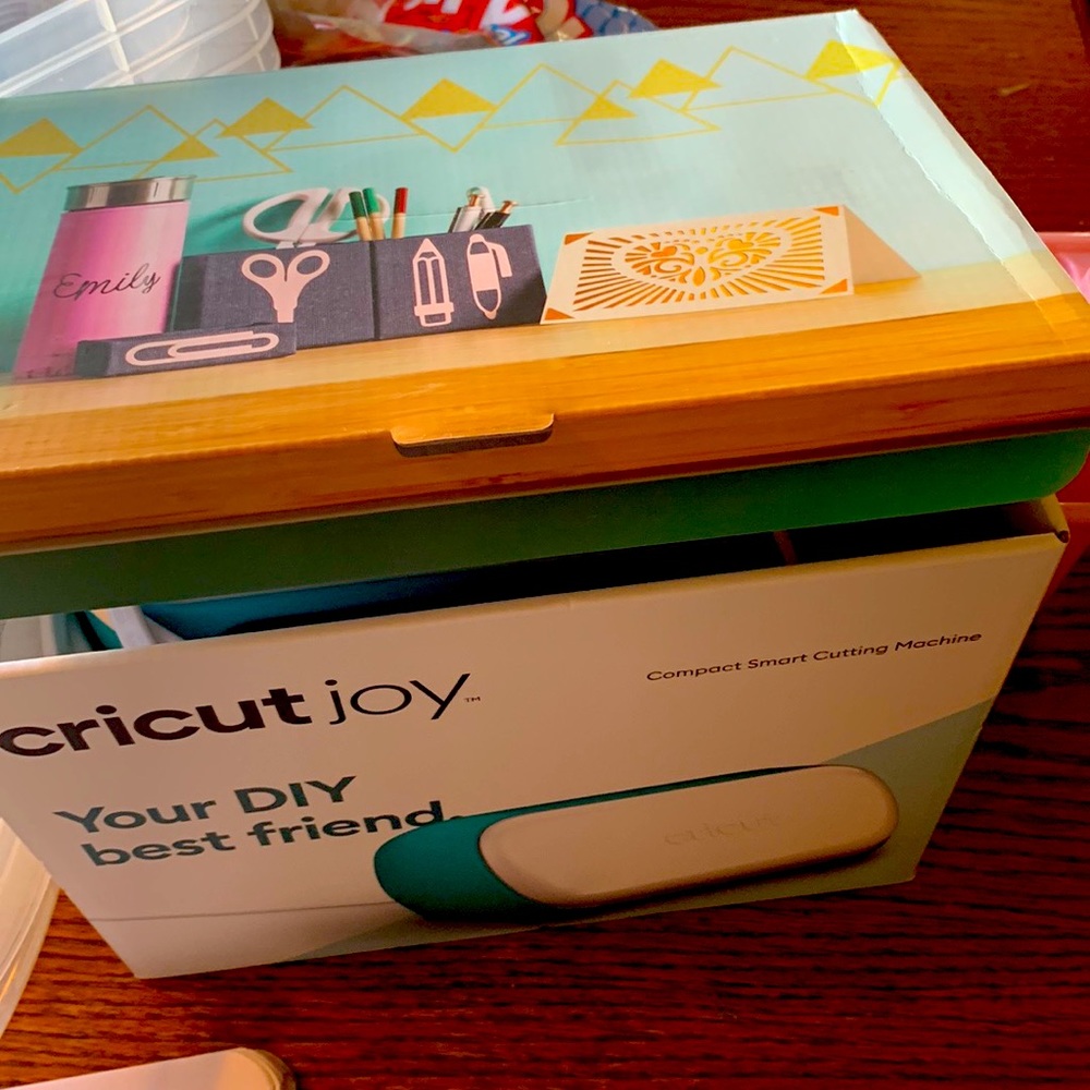 Cricut joy month old very nice comes with vinyl